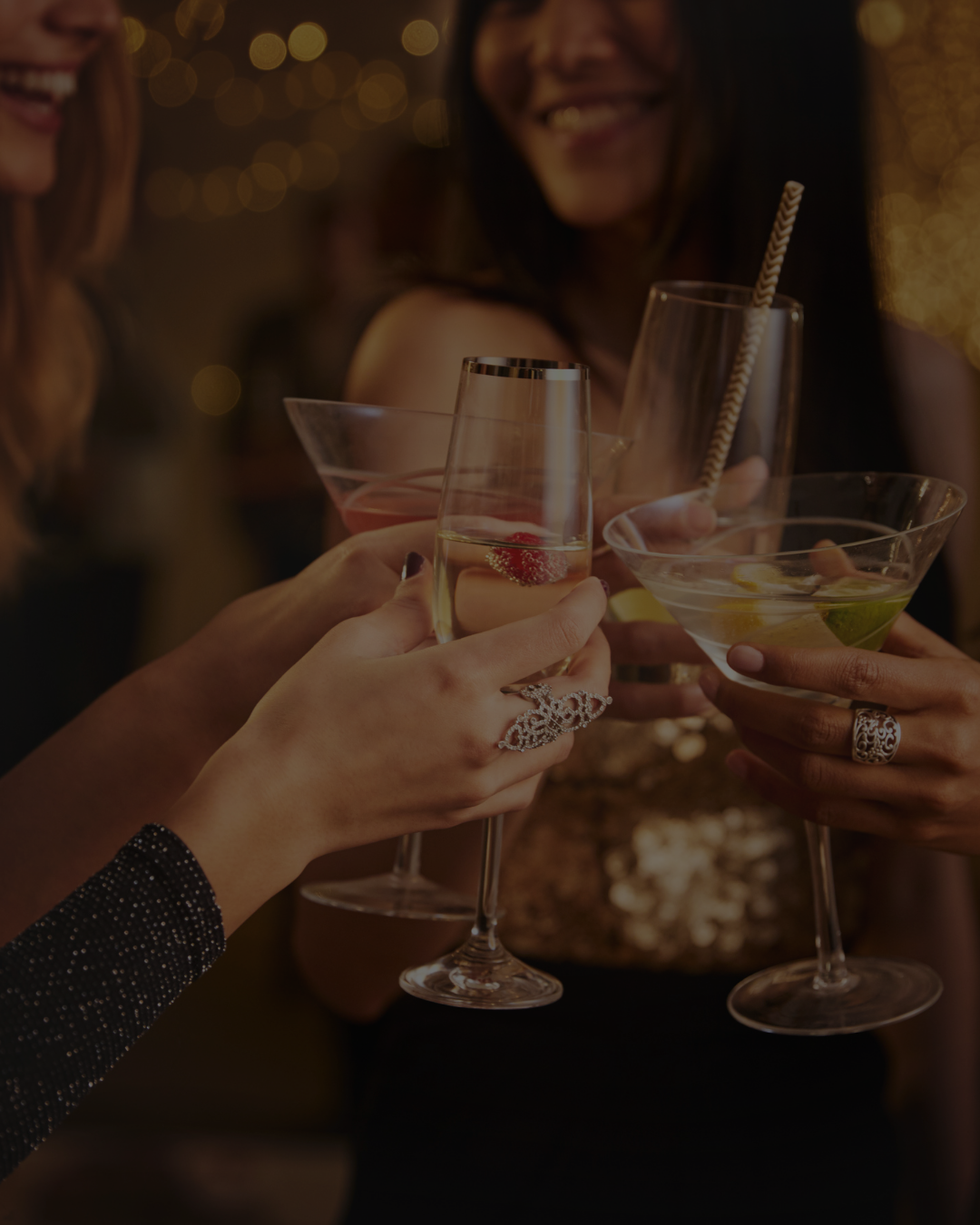 Femmes élégantes trinquant lors d’un cocktail privé à Paris – soirée d’inauguration ALLAURA réservée à 30 invitées, entre luxe, échanges et révélations