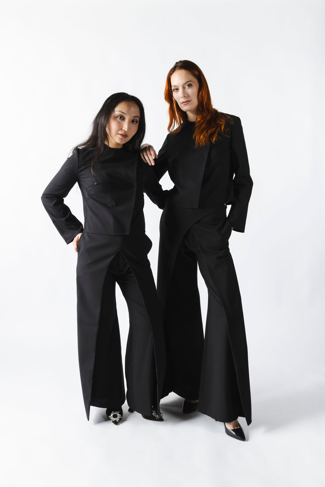 Le tailleur pantalon en laine noir pour femmes élégantes, création parisienne fait main par Allaura