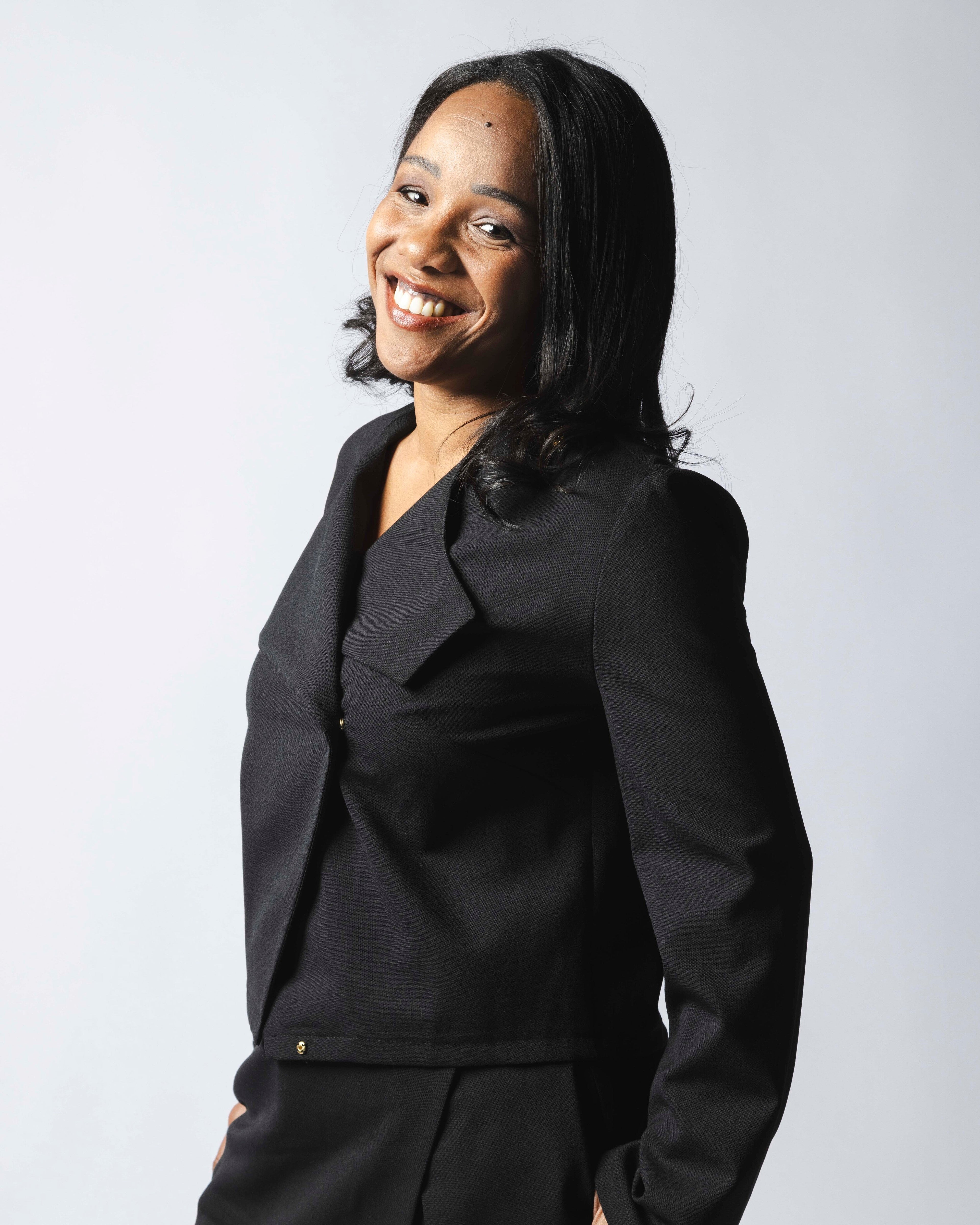 Le tailleur jupe-short noir laine noire, création parisienne fait main pour les femmes élégantes, par Allaura