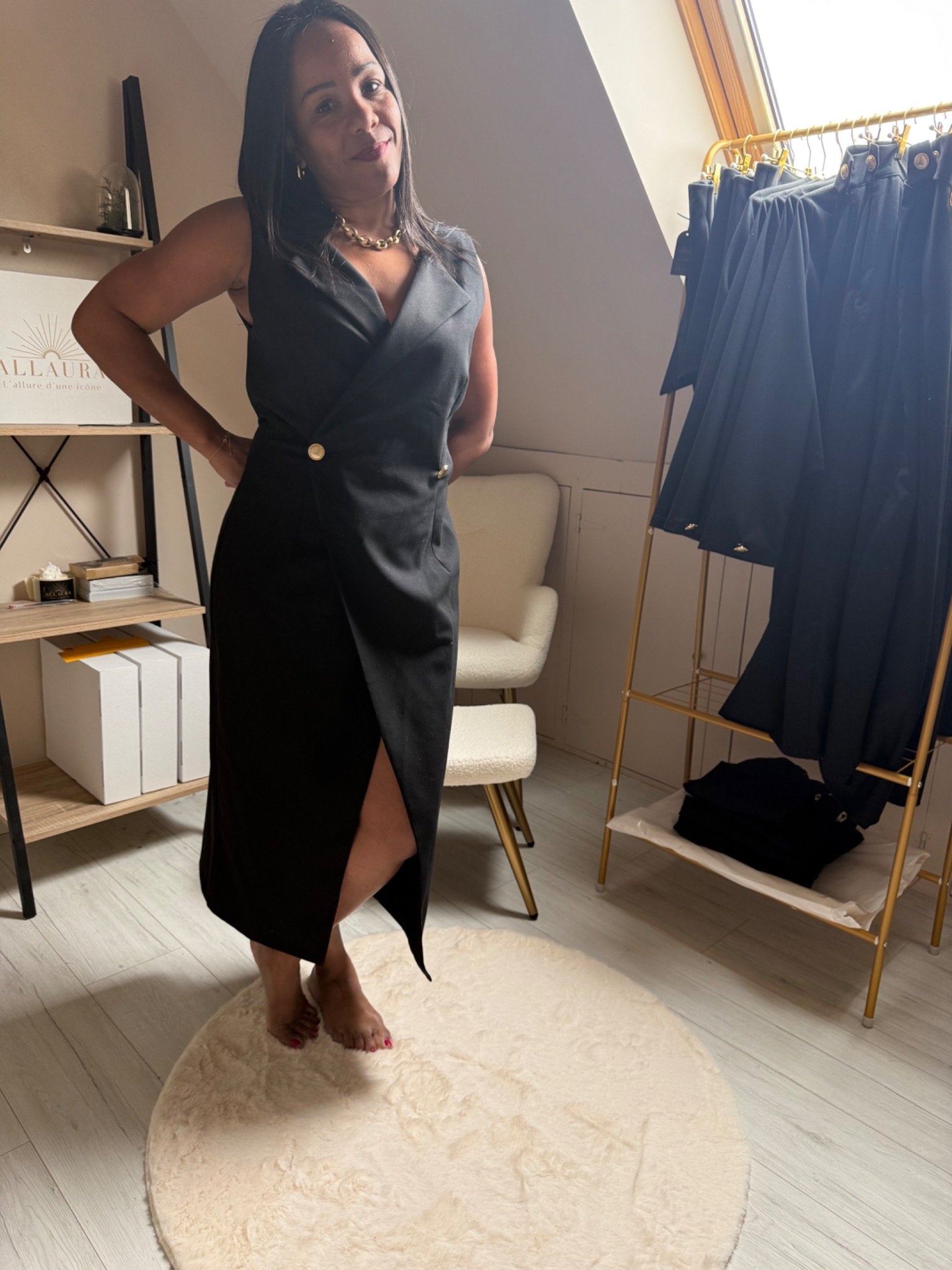 Robe noire dorée pour femme – Élégance intemporelle & coupe flatteuse | L’Étincelante par ALLAURA