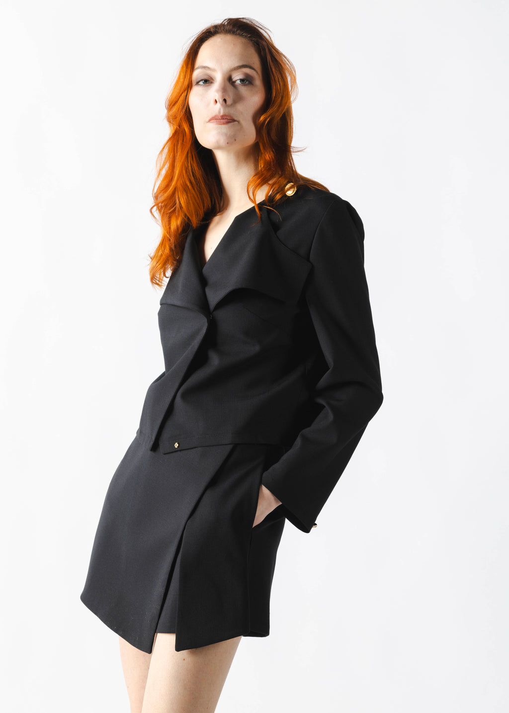 L'Audacieuse : Jupe-Short Noire structurée pour Femme