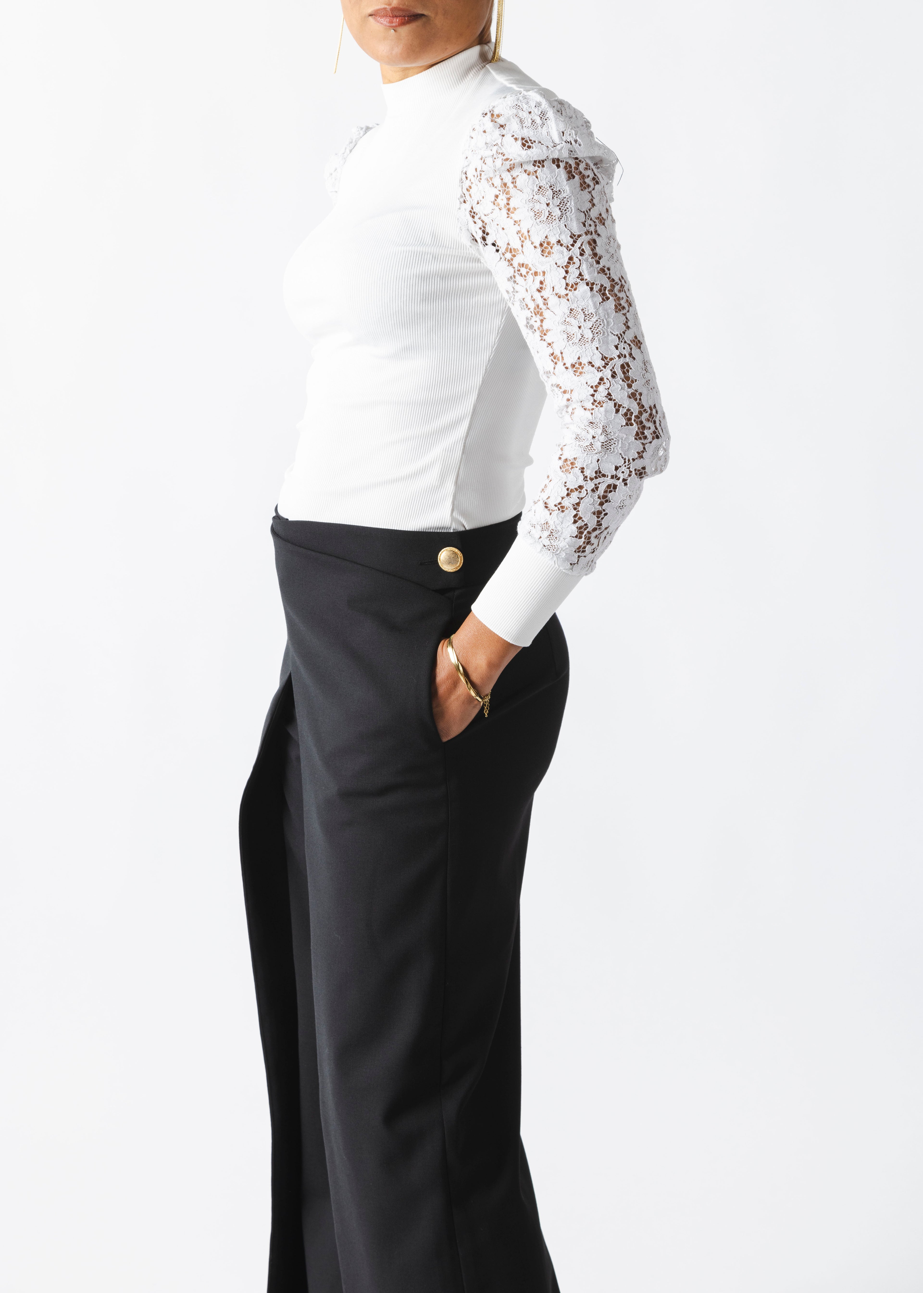 Pantalon tailleur noir pour femme petite taille – Coupe ajustée et fendue pour un look chic et sophistiqué. Idéal pour élancer la silhouette.