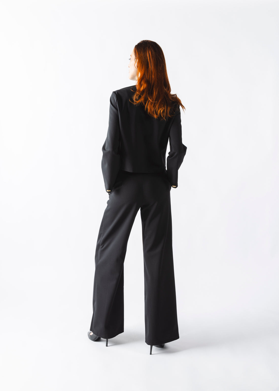 Pantalon tailleur noir pour femme petite taille – Coupe ajustée et fendue pour un look chic et sophistiqué. Idéal pour élancer la silhouette.