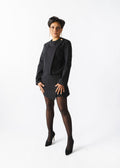 Ensemble tailleur noir femme – Top structuré et jupe-short asymétrique, allonge la silhouette avec une coupe élégante et moderne. Collection ALLAURA.