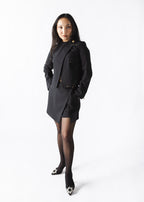 Ensemble tailleur noir femme – Top structuré et jupe-short asymétrique, allonge la silhouette avec une coupe élégante et moderne. Collection ALLAURA.