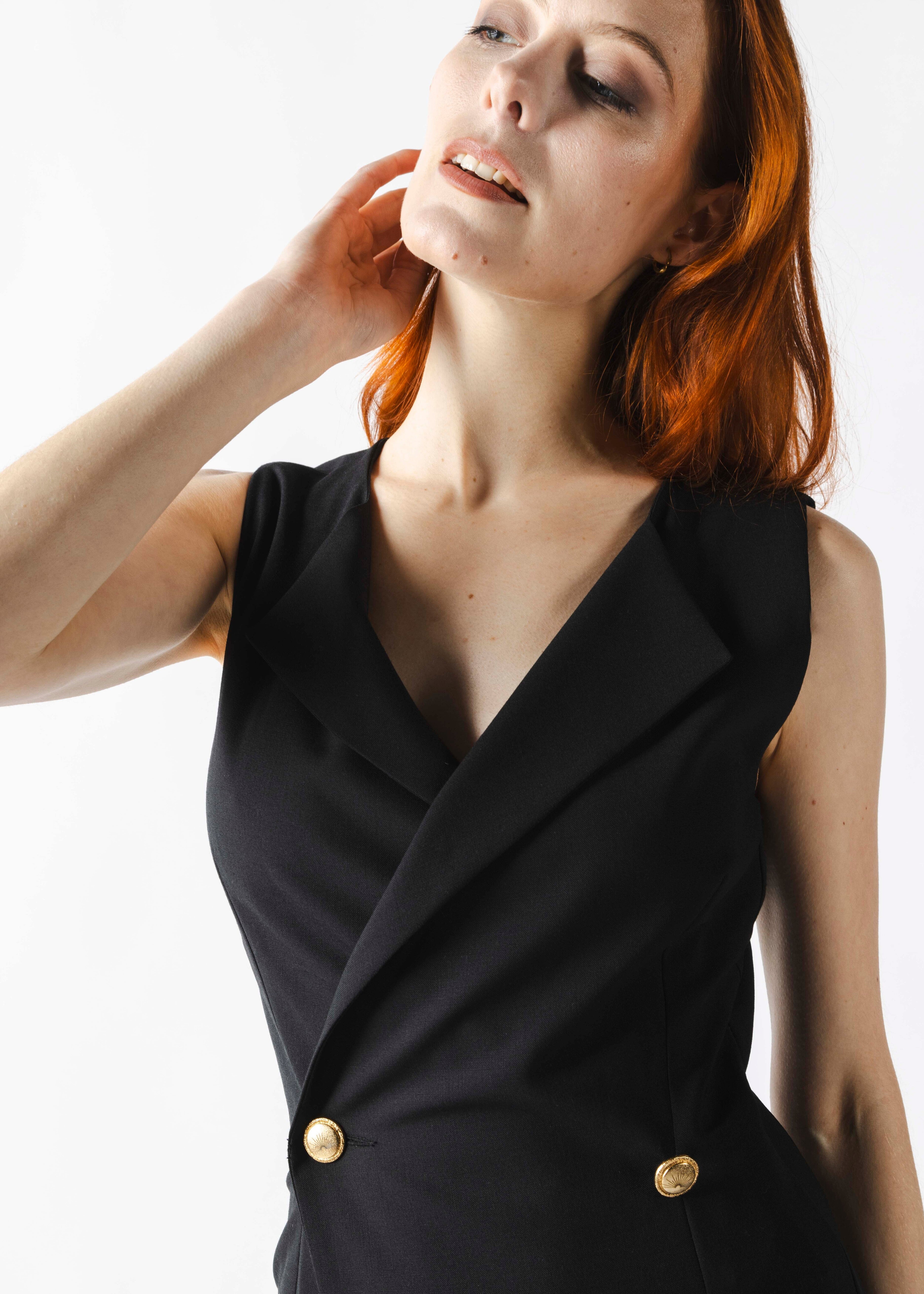 Robe tailleur noire élégante – Silhouette sculpturale avec boutons dorés, coupe ajustée et fente subtile. Luxe et modernité signés ALLAURA.