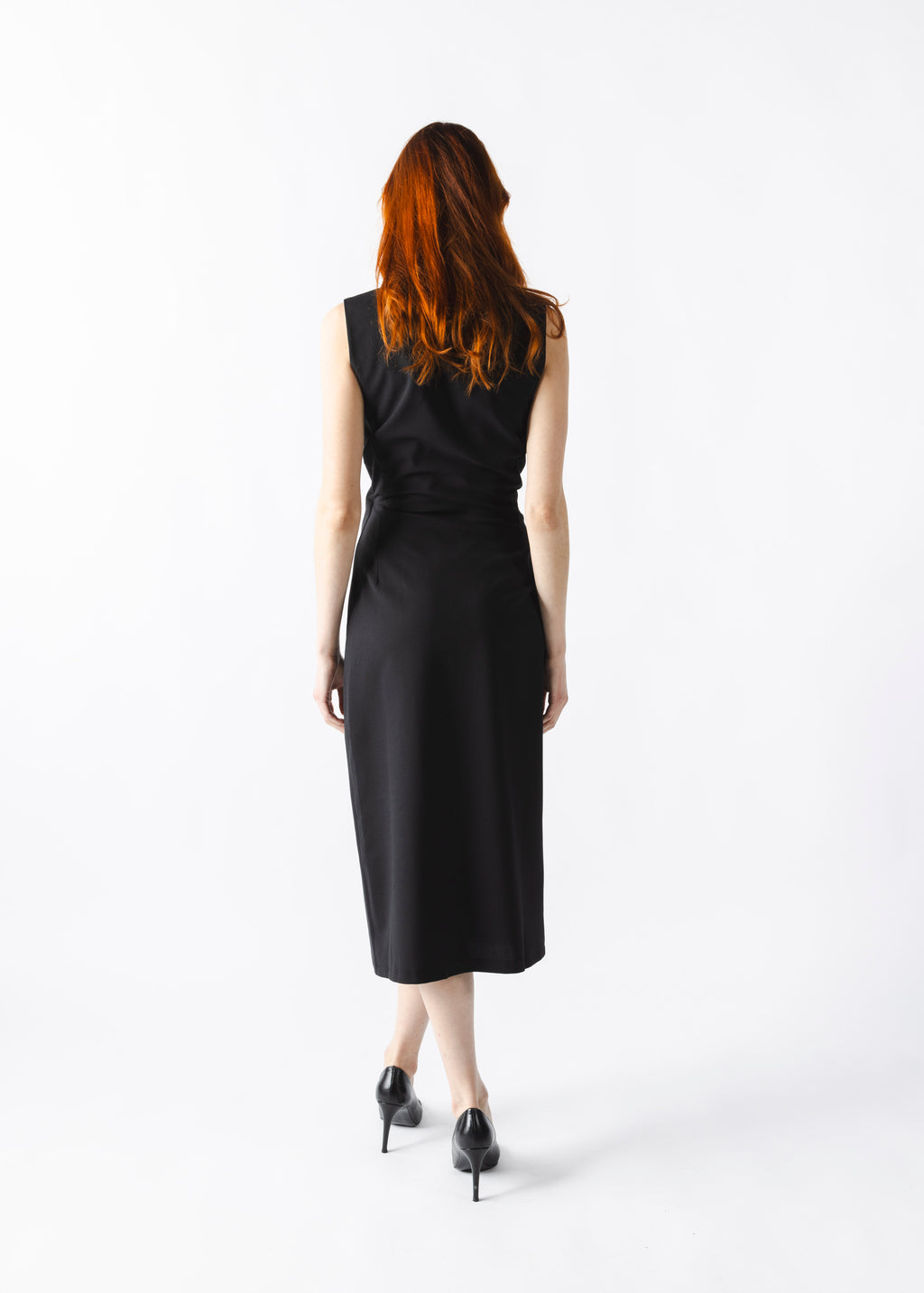 Robe tailleur noire élégante – Silhouette sculpturale avec boutons dorés, coupe ajustée et fente subtile. Luxe et modernité signés ALLAURA.