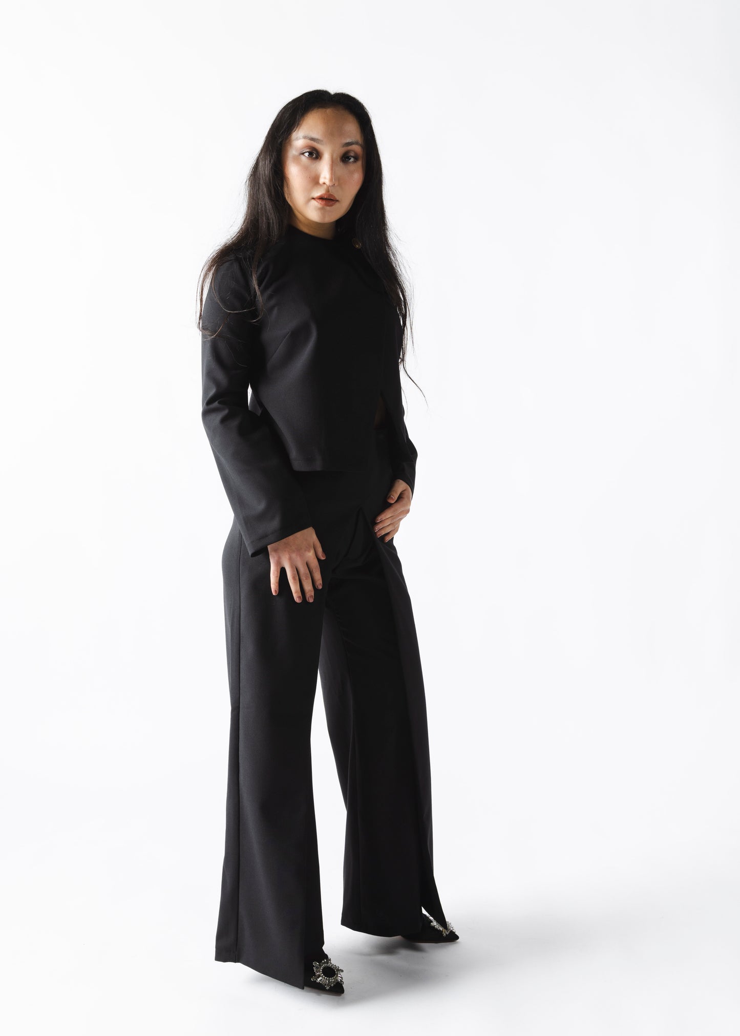 Ensemble tailleur noir pour femme – Pantalon ouvert et veste courte structurée, idéal pour une silhouette affirmée et élégante. Collection ALLAURA.