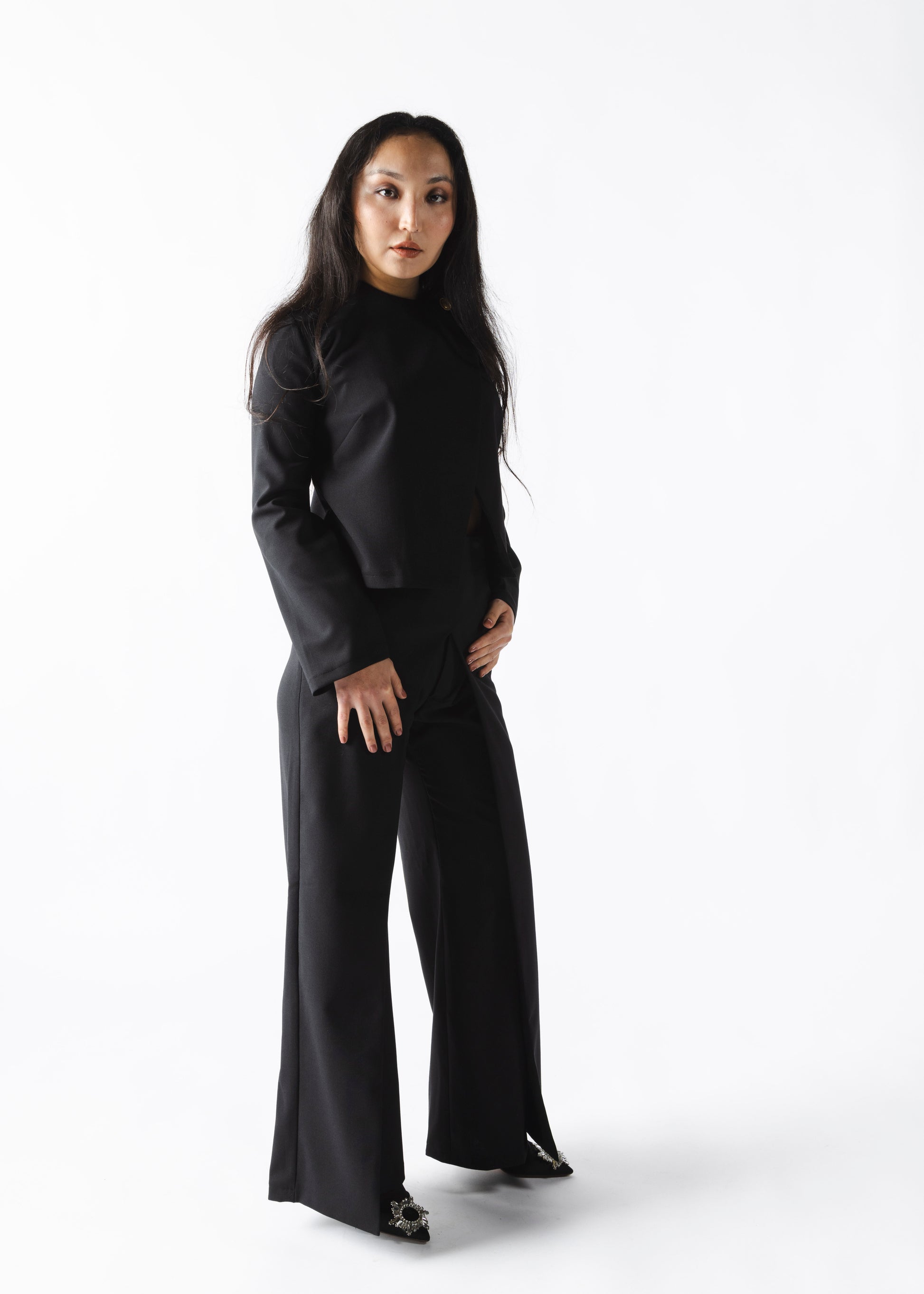 Ensemble tailleur noir pour femme – Pantalon ouvert et veste courte structurée, idéal pour une silhouette affirmée et élégante. Collection ALLAURA.