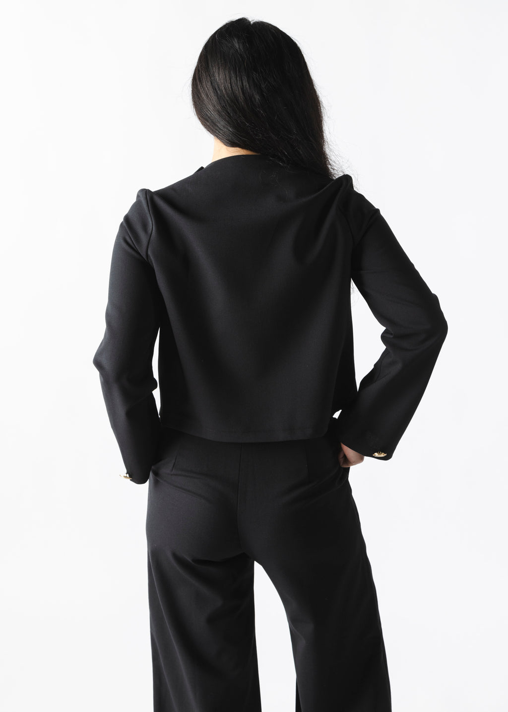 Ensemble tailleur noir pour femme – Pantalon ouvert et veste courte structurée, idéal pour une silhouette affirmée et élégante. Collection ALLAURA.