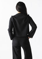 Ensemble tailleur noir pour femme – Pantalon ouvert et veste courte structurée, idéal pour une silhouette affirmée et élégante. Collection ALLAURA.