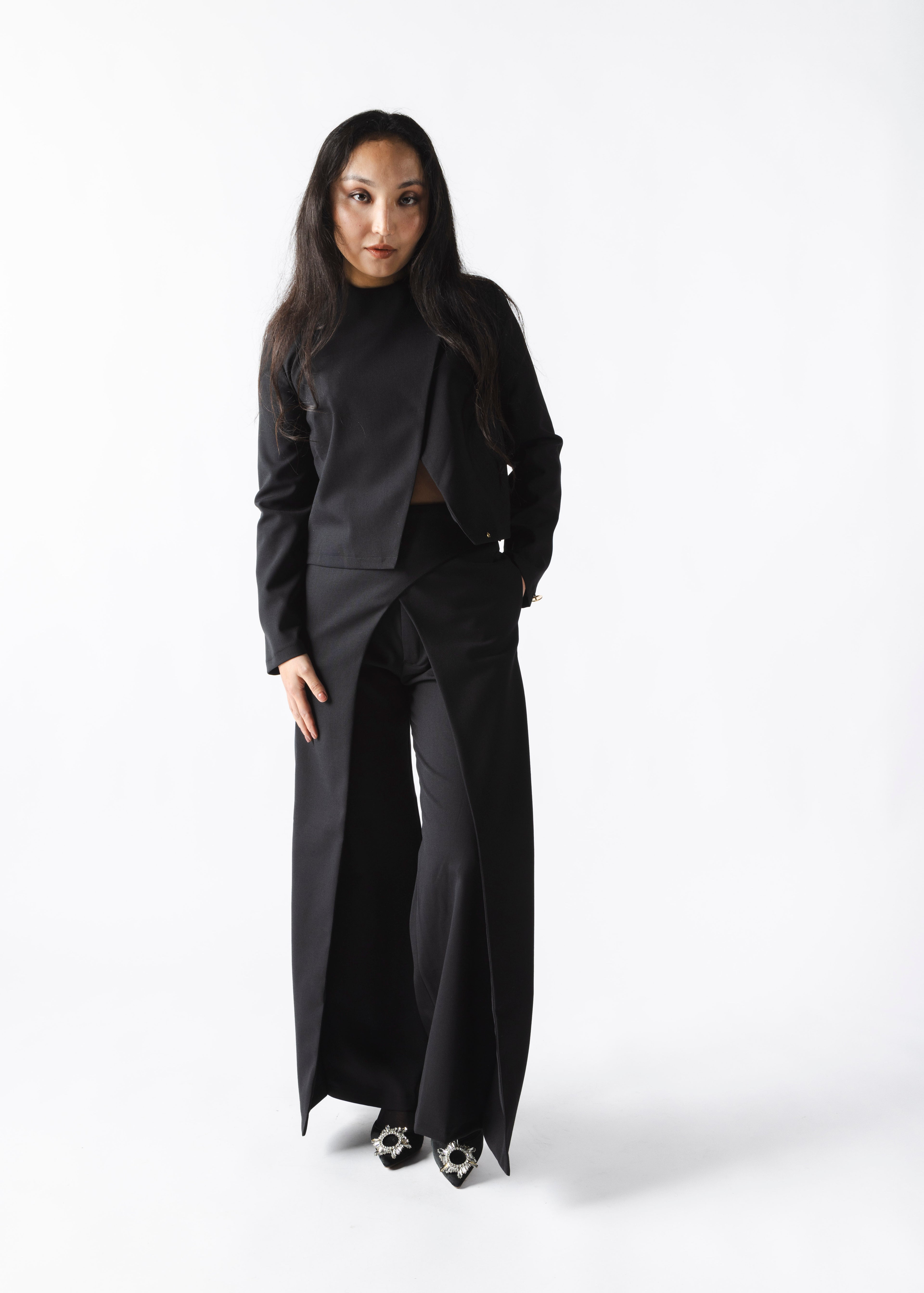 Ensemble tailleur noir pour femme – Pantalon ouvert et veste courte structurée, idéal pour une silhouette affirmée et élégante. Collection ALLAURA.
