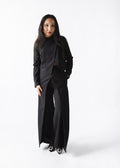 Pantalon tailleur noir pour femme petite taille – Coupe ajustée et fendue pour un look chic et sophistiqué. Idéal pour élancer la silhouette.